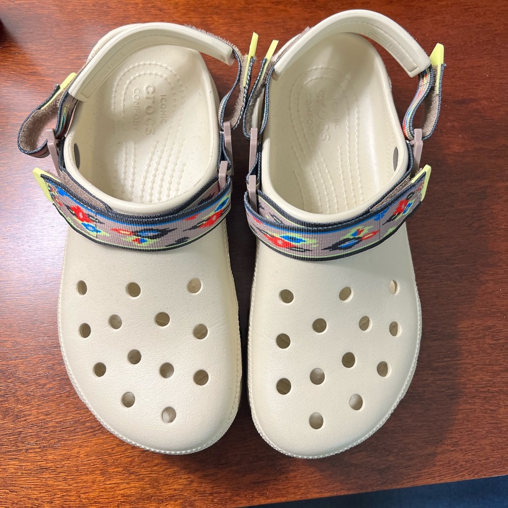 Crocs Unisex Classic Hiker Ikat Clog color Bone M7 W9